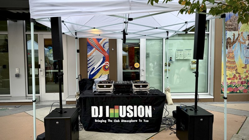 DJ Illusion Sound Only holiday package with white aluminum DJ booth and RCF column speakers
