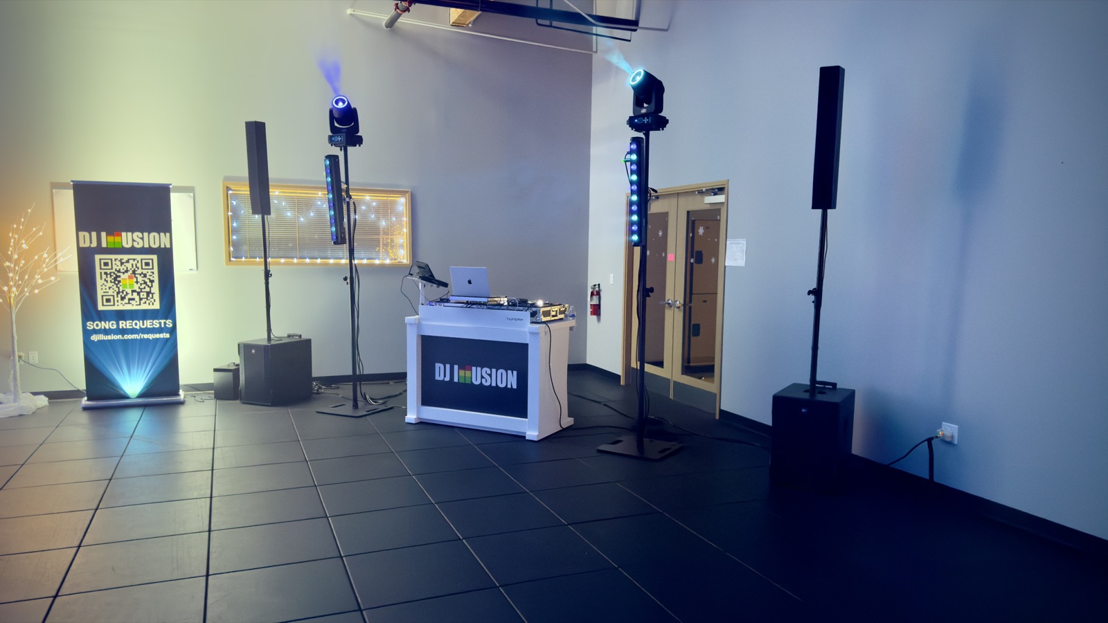 DJ Illusion Essential holiday package with two lighting totems and haze at a holiday party